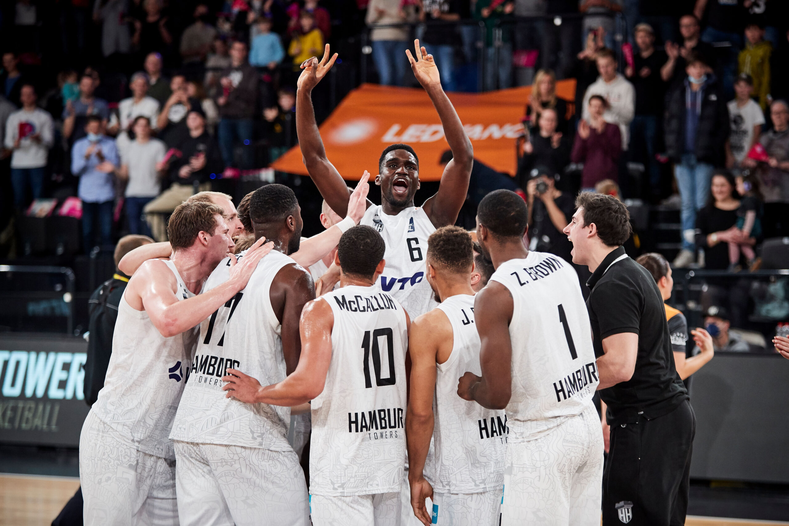 Jubelnder Osaro Rich in Spielermenge
