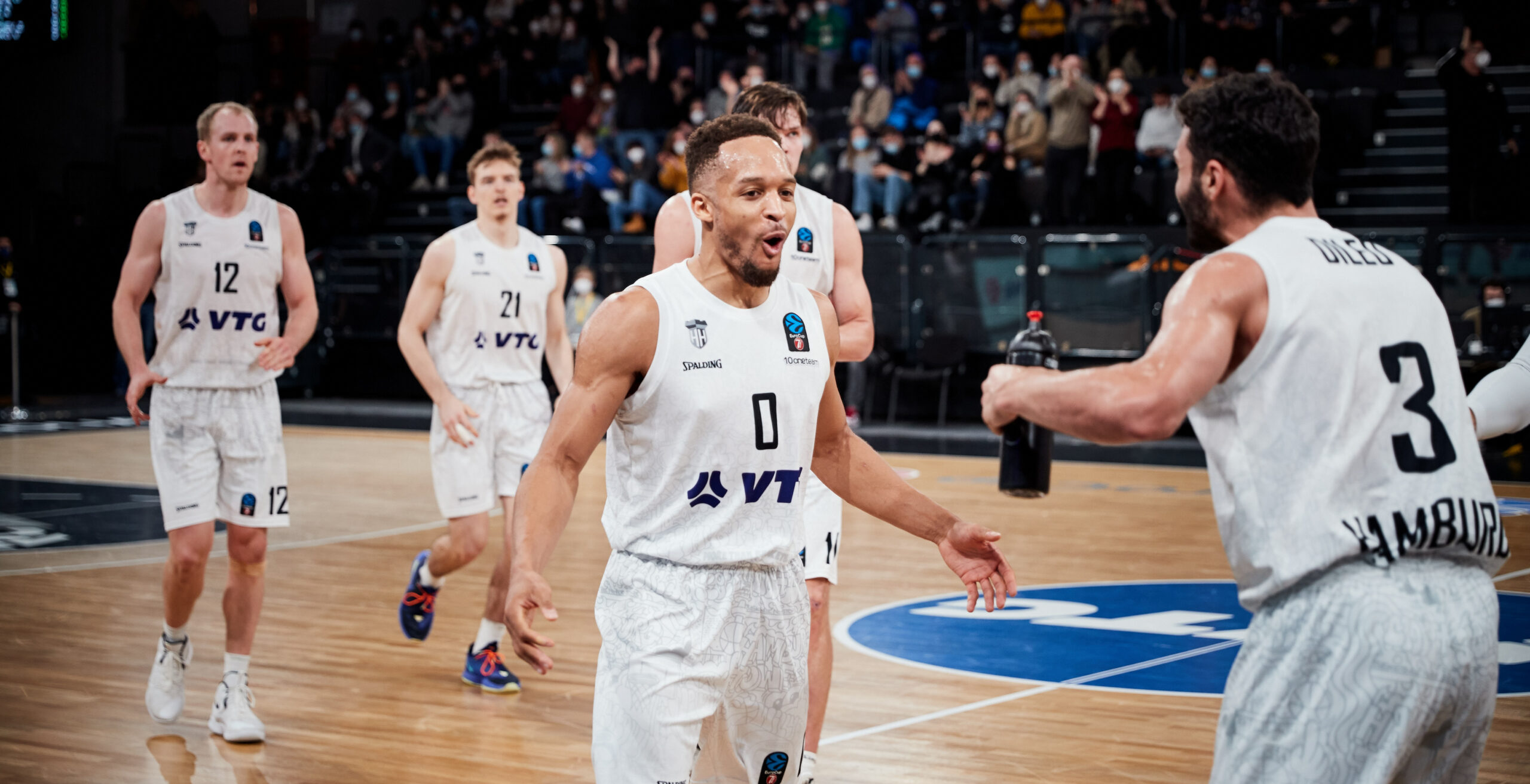 Jaylon Brown feiert, im Hintergrund Towers-Spieler