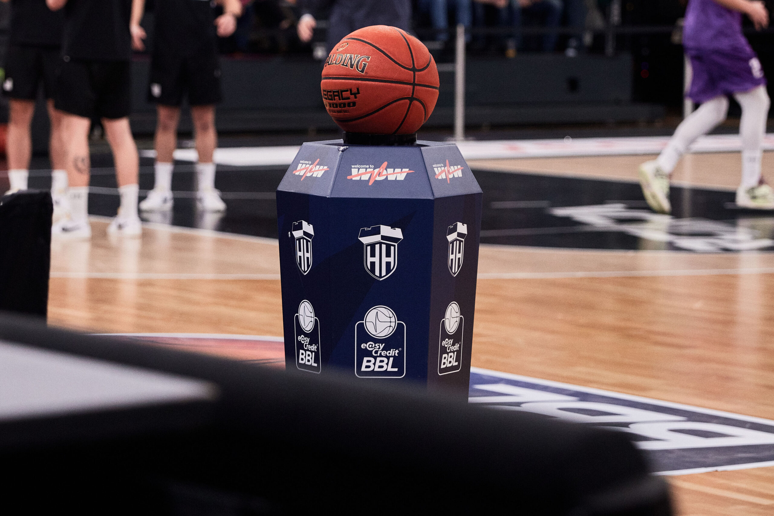 Basketball auf einem Podest mit Logos der easyCredit BBL auf einem Basketballfeld
