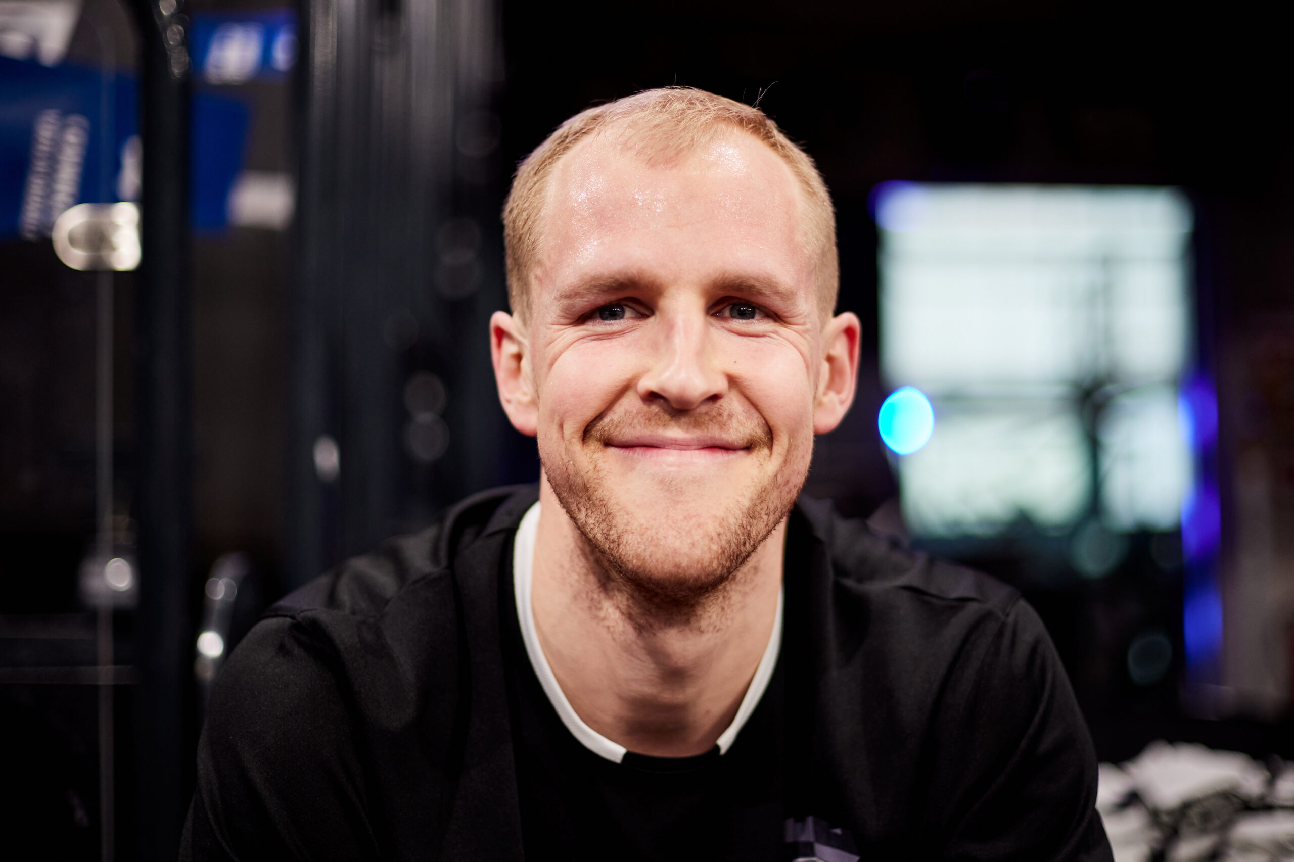 Portrait Seth Hinrichs lächelt in die Kamera