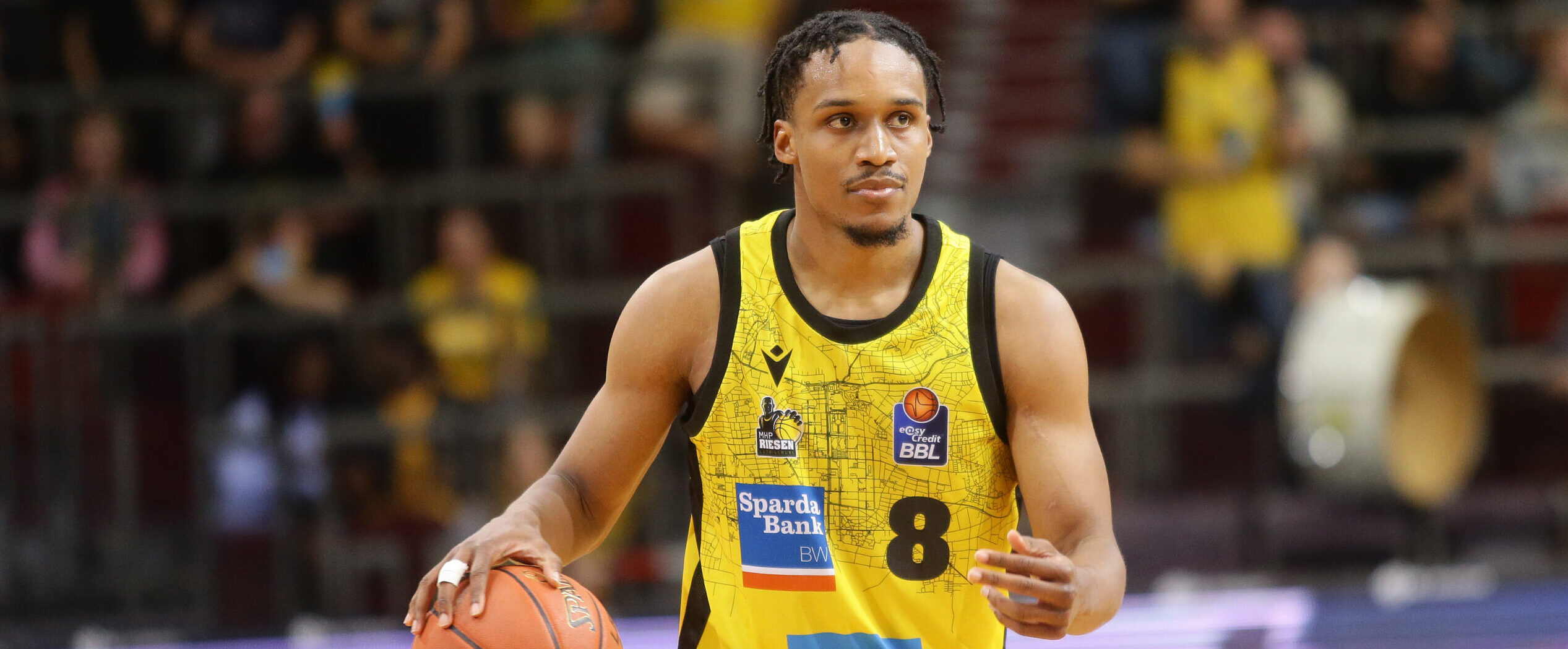 James Woodard in Ludwigsburg Trikot dribbelnd