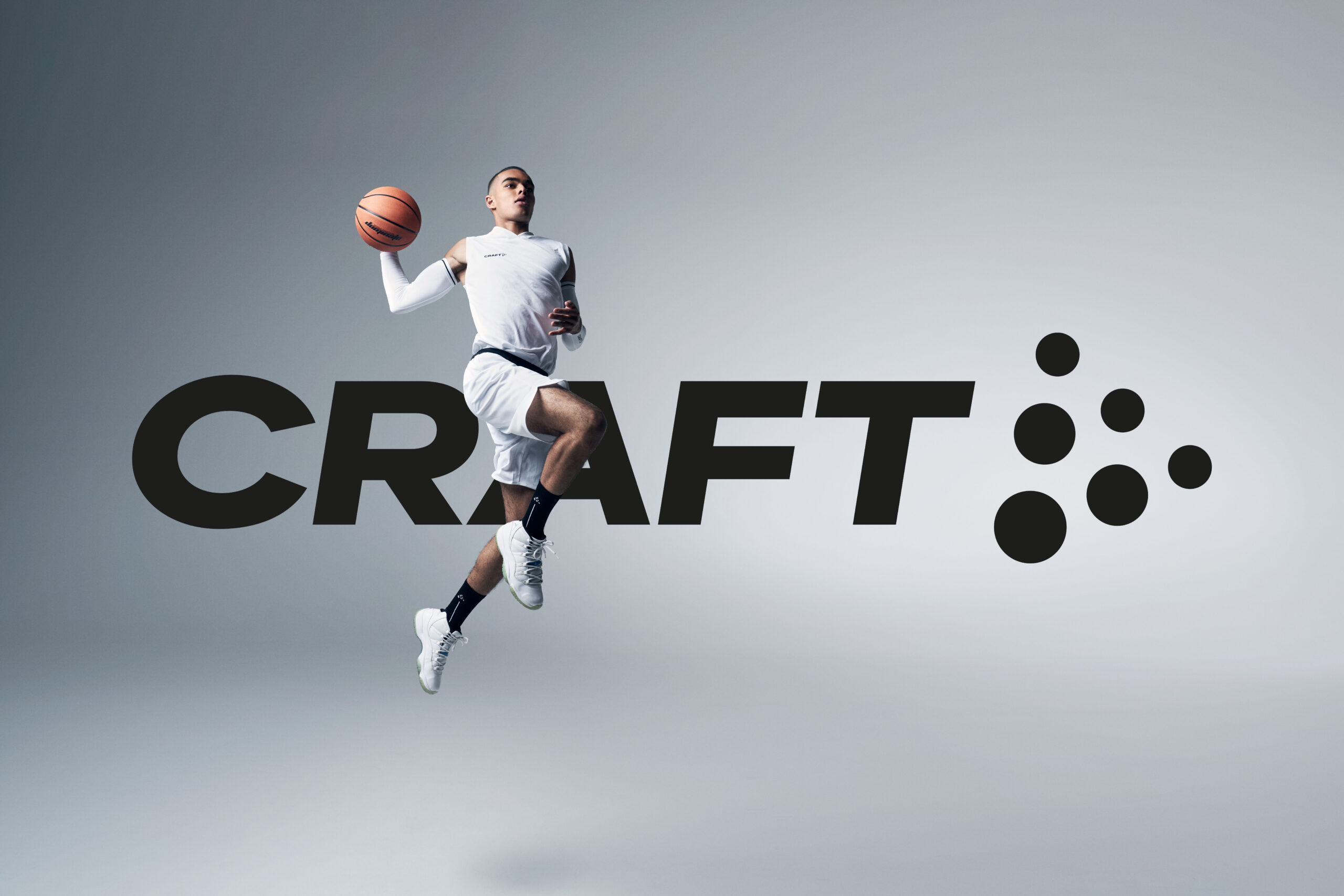 Springender Basketballer über Craft Logo
