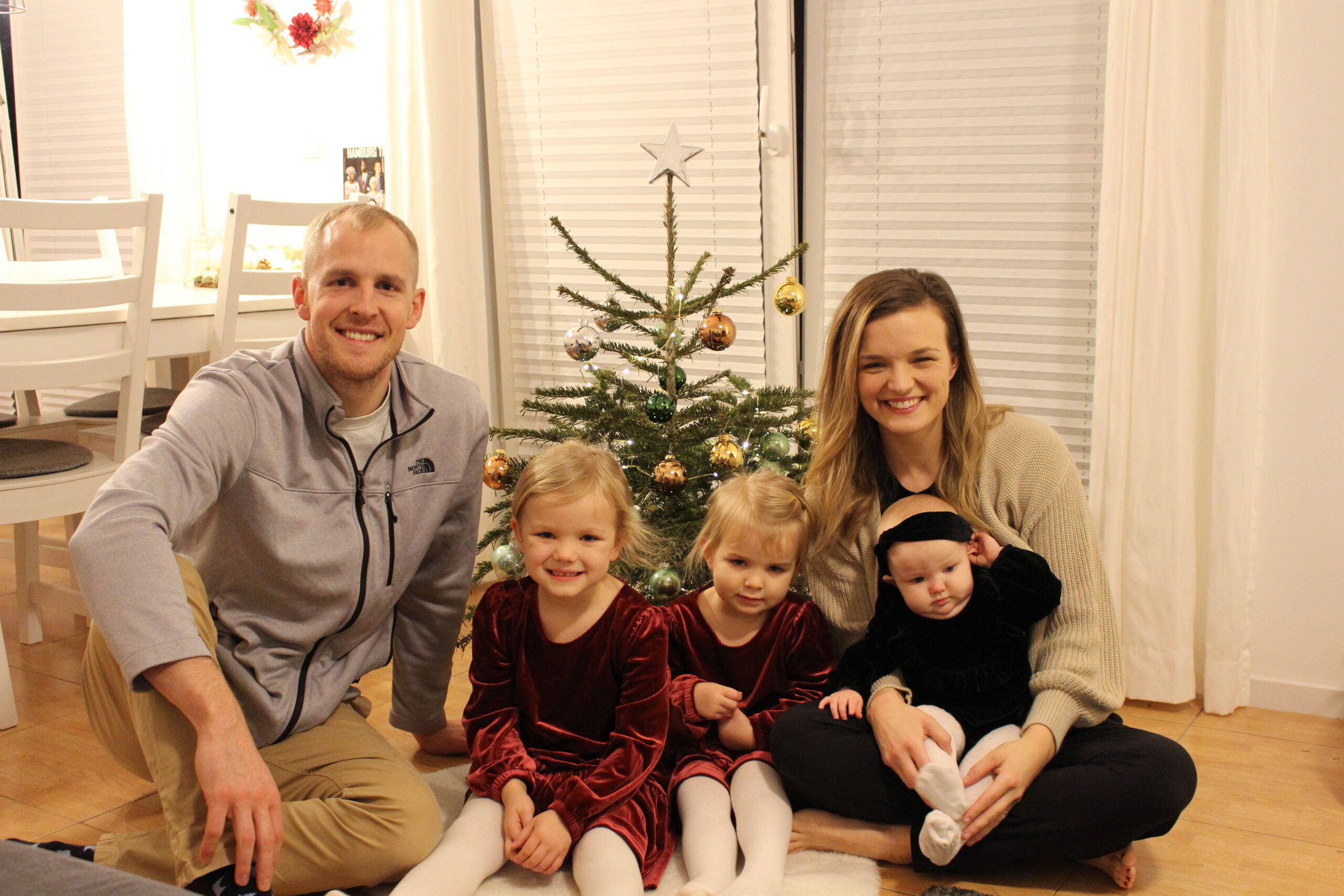Familienfoto von Familie Hinrichs vor Weihnachtsbaum