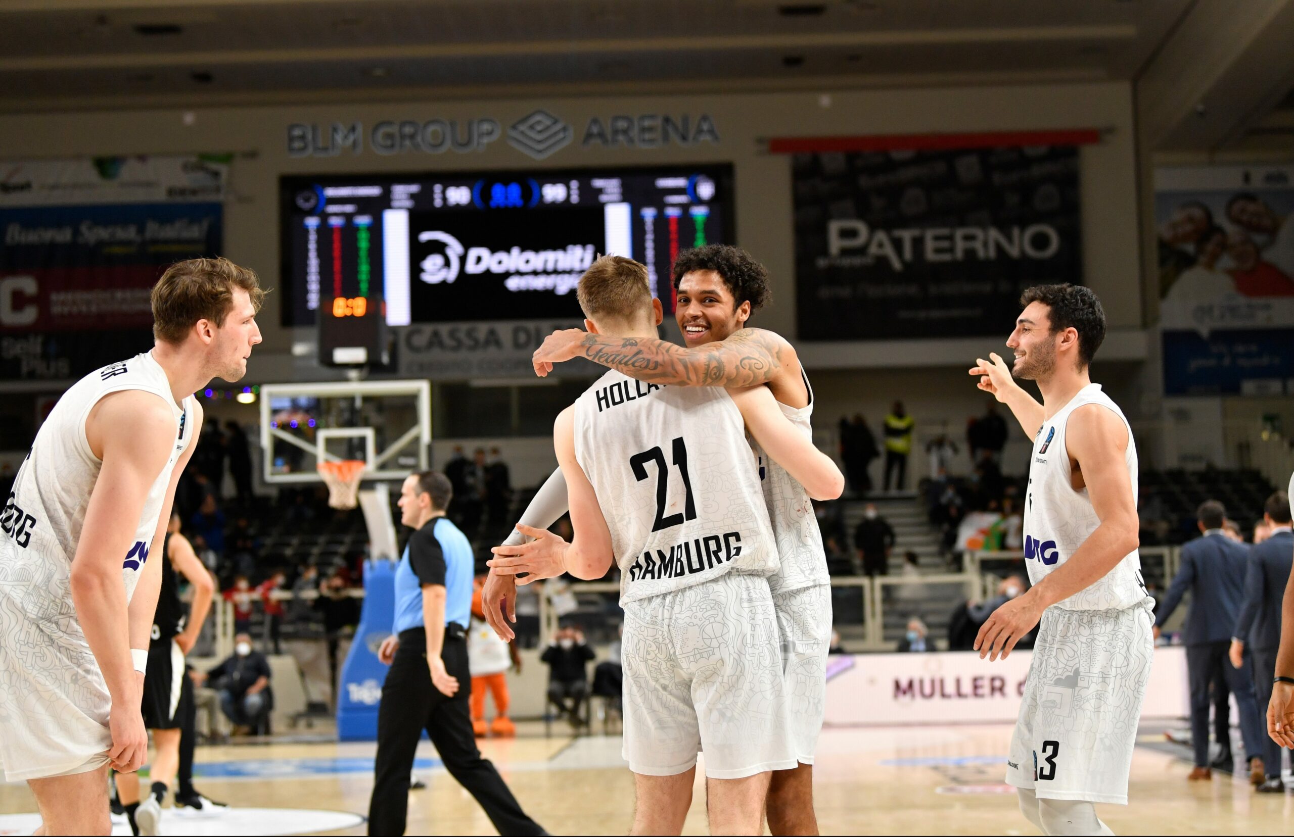 Justus Hollatz wird in Trento von Caleb Homesley umarmt