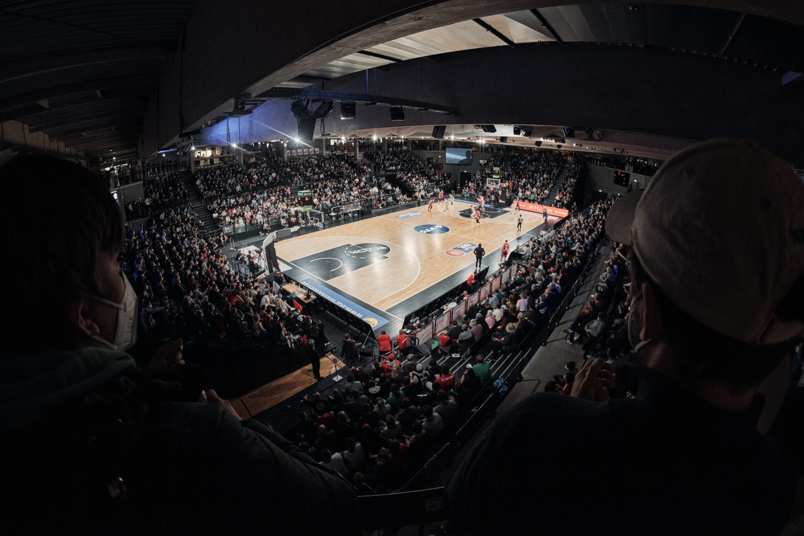 Voll besetzte Basketballarena während eines Spiels zwischen Towers und Bayern München, Zuschauer tragen Masken