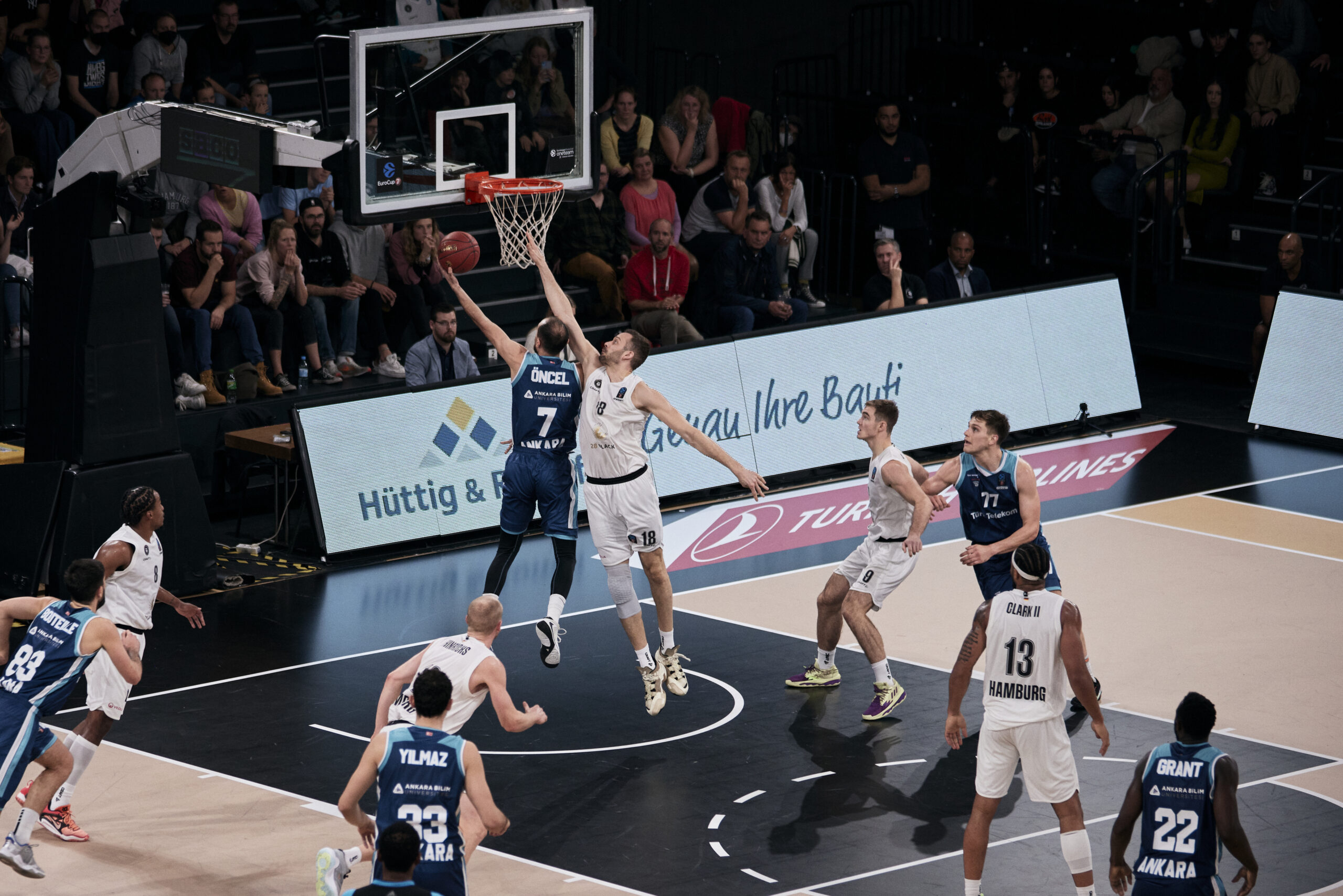 Basketballspiel zwischen Hamburg Towers und Ankara mit Spieler Nummer 7 von Ankara beim Korbleger gegen Verteidiger Nummer 18 von Hamburg