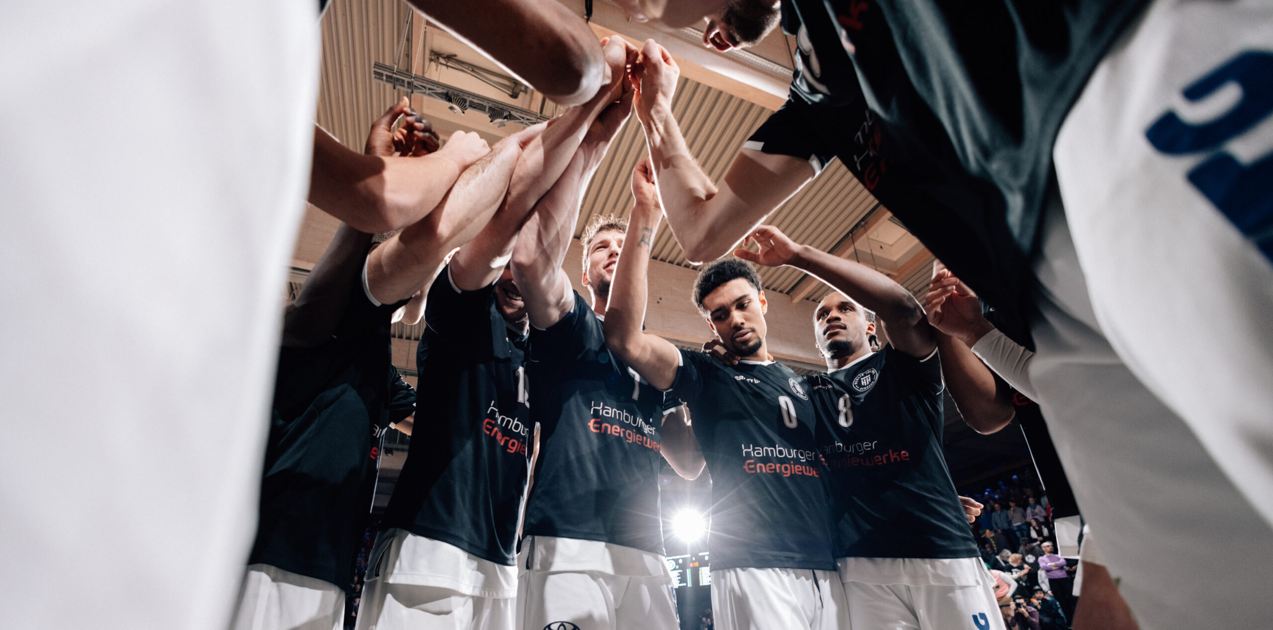 Basketballteam steh eng zusammen und halten Fäuste in die Mitte