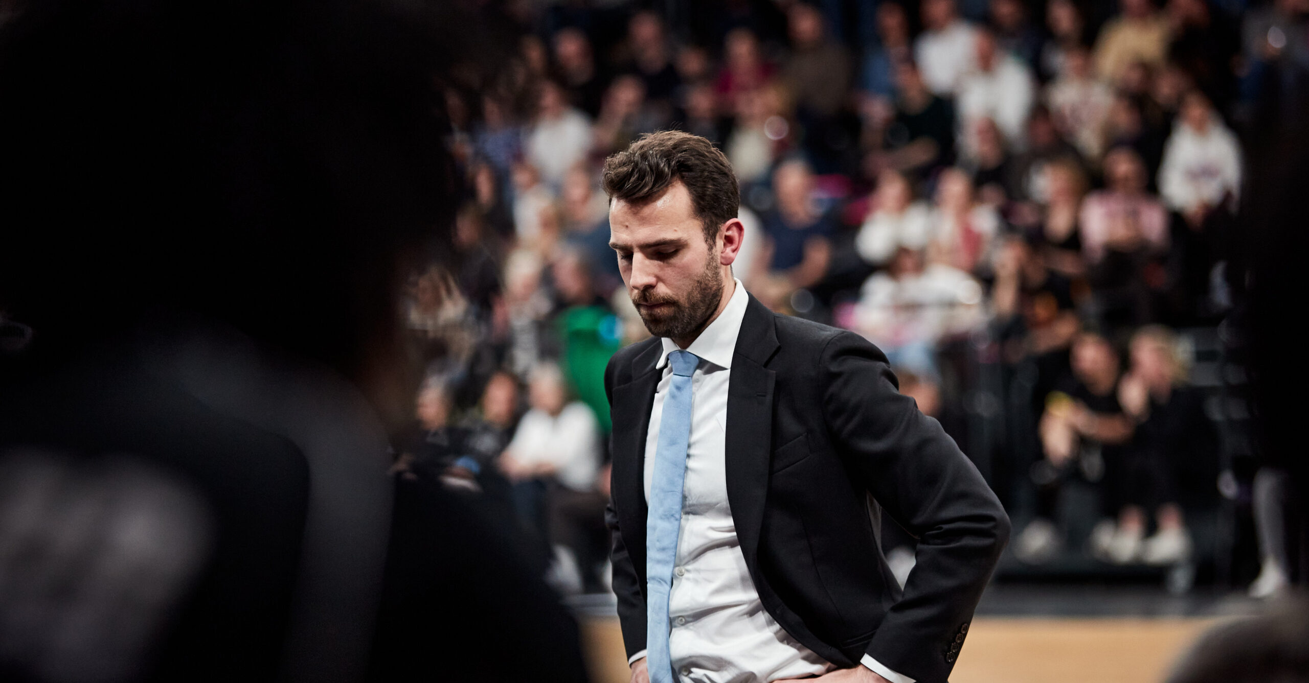 Mann in Anzug guckt konzentriert auf das Spielfeld.