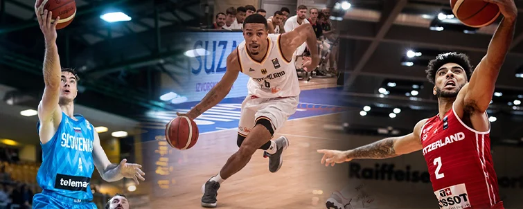 Drei Basketballspieler in Aktion, zwei in blauen Trikots mit 'Slowenien', einer in weißem Trikot mit 'Deutschland', einer in rotem Trikot mit 'Schweiz'