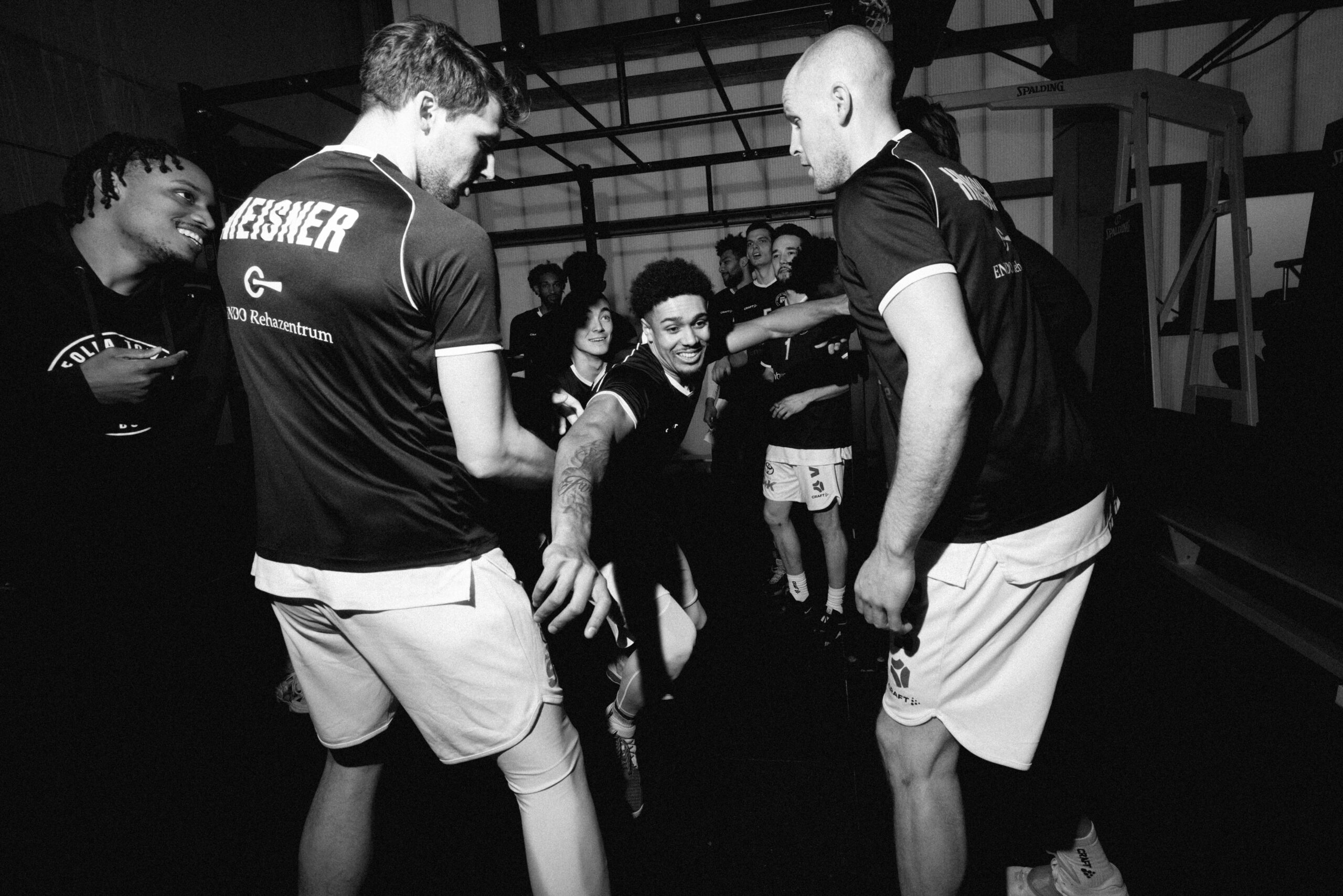 Basketballspieler der Hamburg Towers beim Aufwärmen in der Umkleidekabine vor einem Spiel