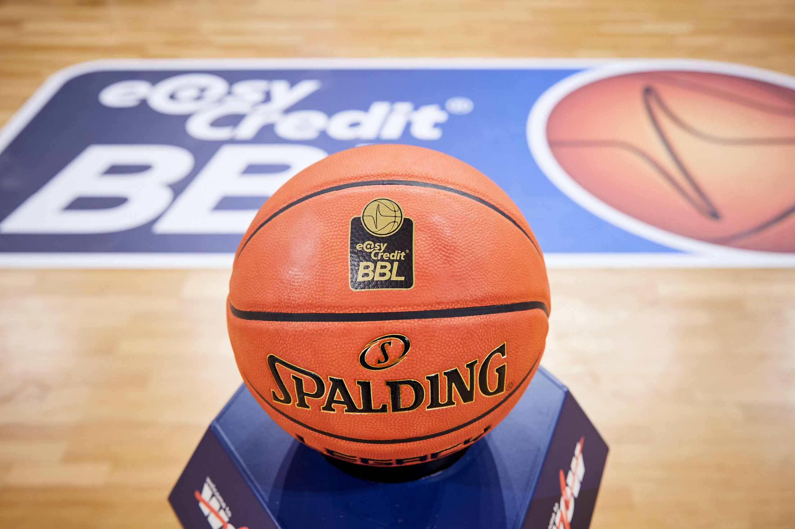 Basketball mit Spalding-Logo und easyCredit BBL-Emblem auf einem Podest auf dem Spielfeld