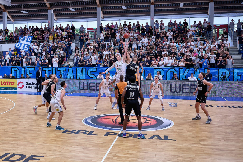 Tipoff Pokalpartie Dresden Titans - Veolia Towers Hamburg