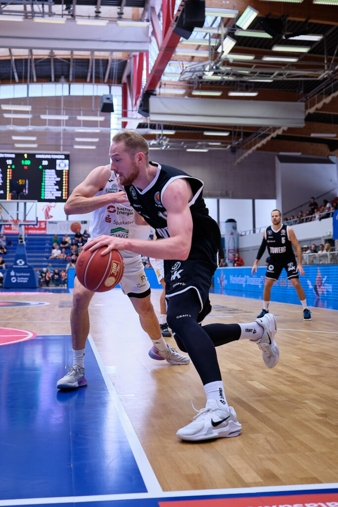 Aleksander Dziewa im Low Post