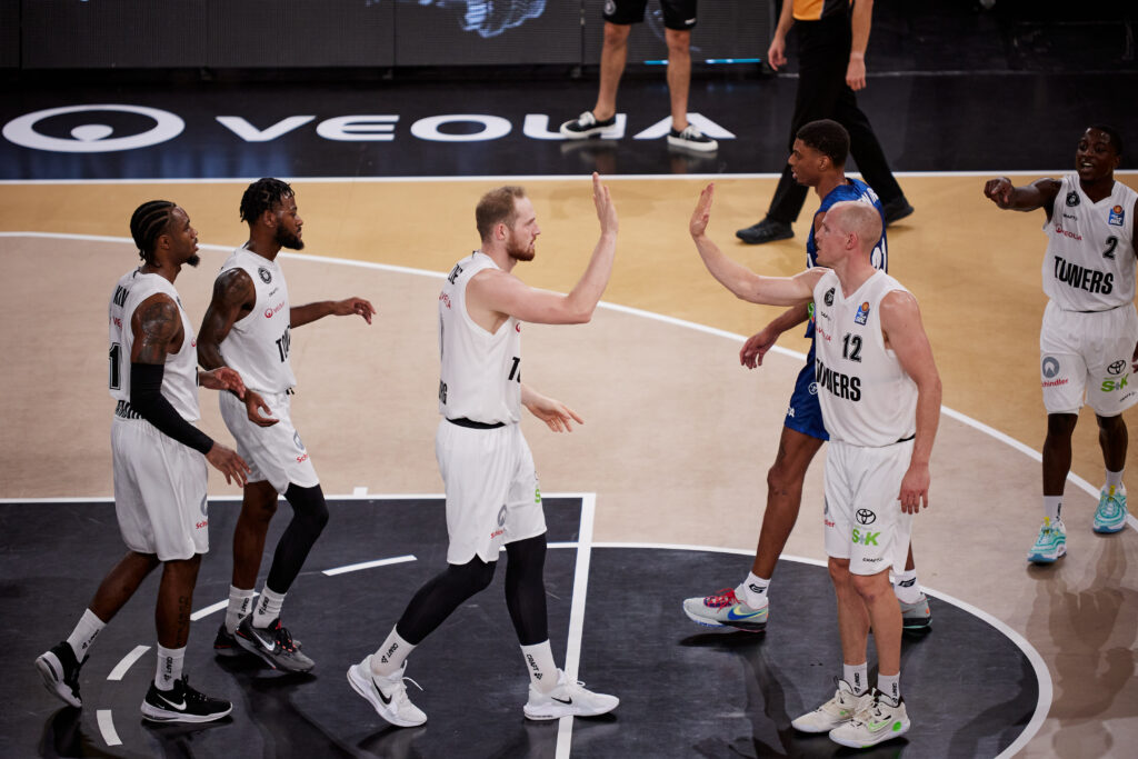 Aleksander Dziewa und Seth Hinrichs mit High Five