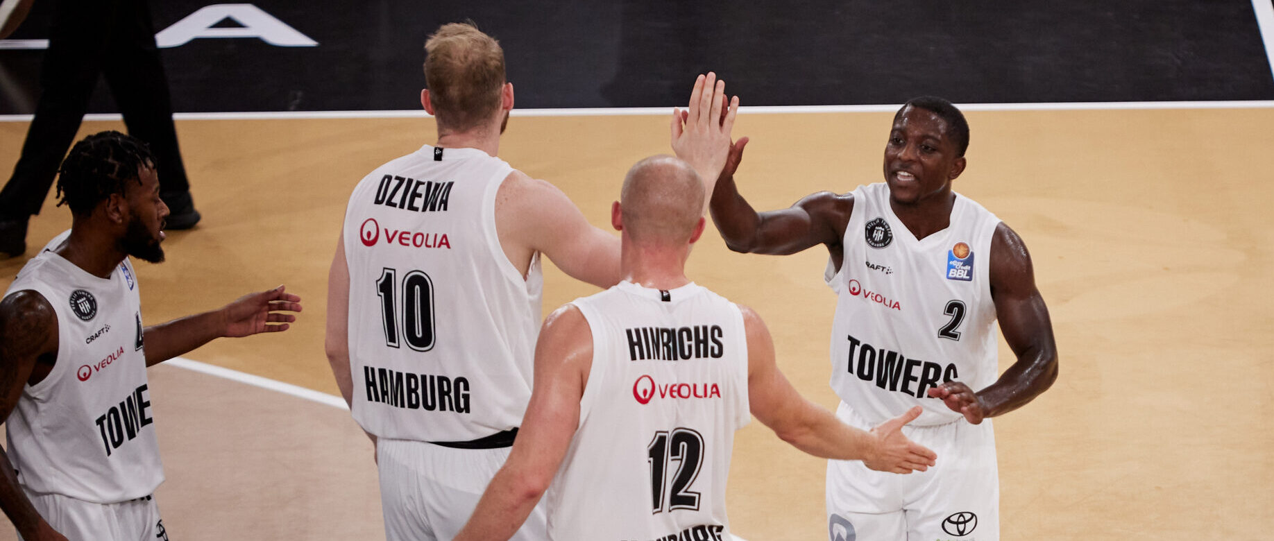 Aleksander Dziewa, Seth Hinrichs und Terrell Gomez klatschen ab