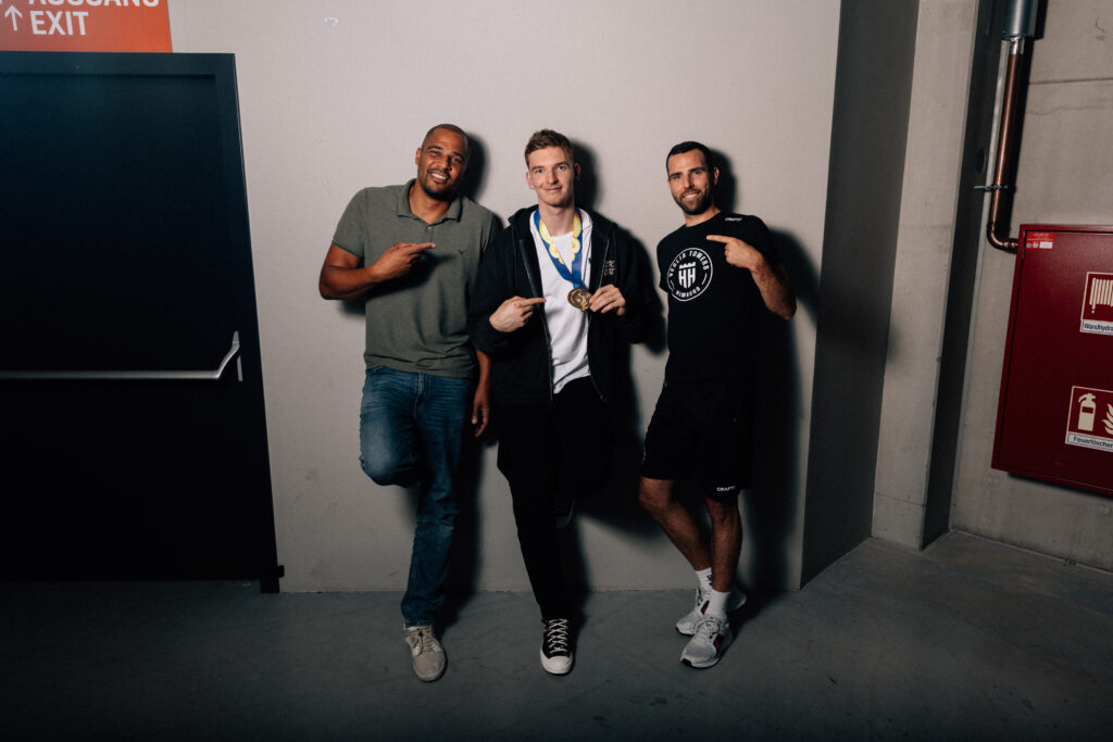 Marvin Willoughby und Benka Barloschky mit Weltmeister Justus Hollatz