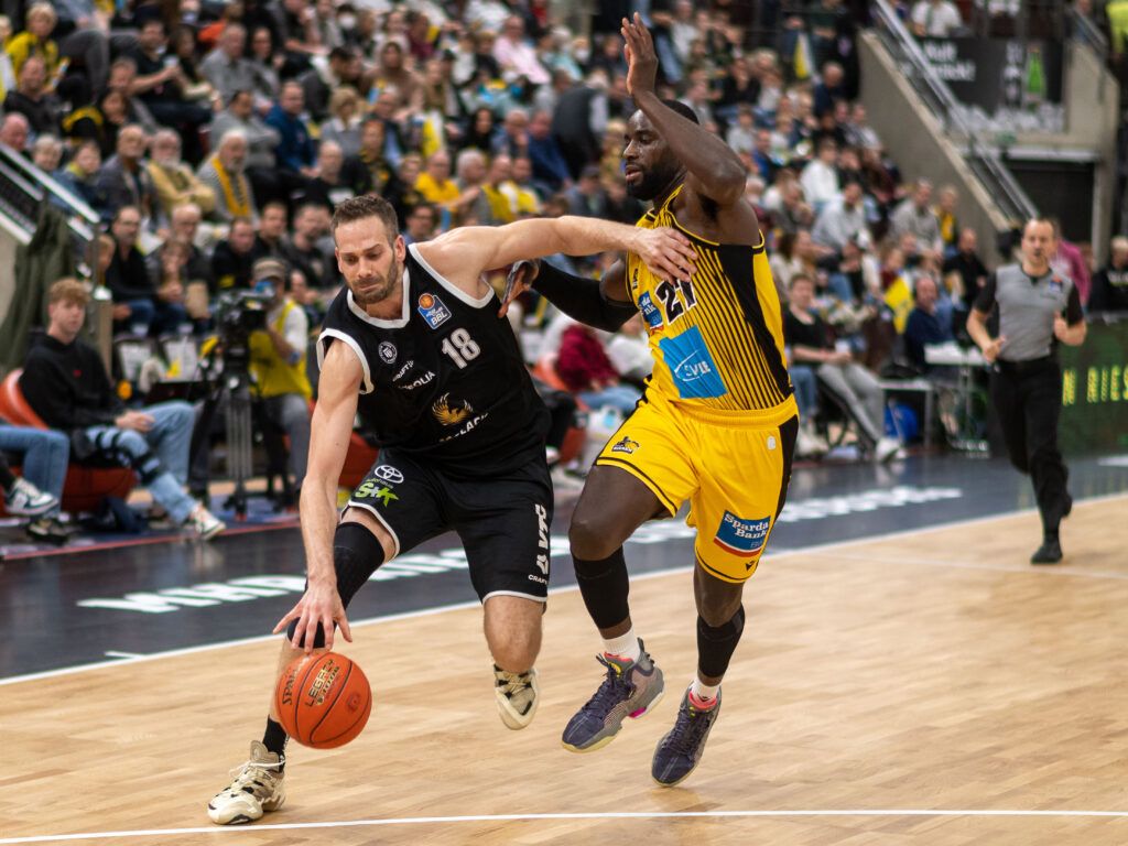 Jonas Wohlfarth-Bottermann im Duell mit Ludwigsburg