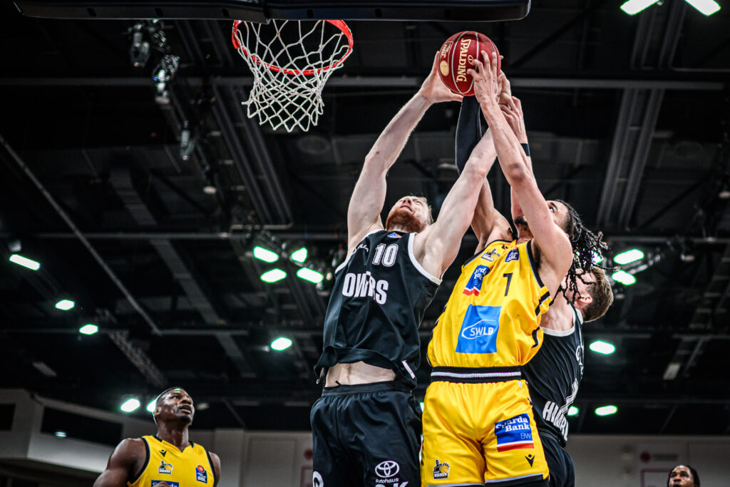 Aleksander Dziewa beim Rebound in Ludwigsburg
