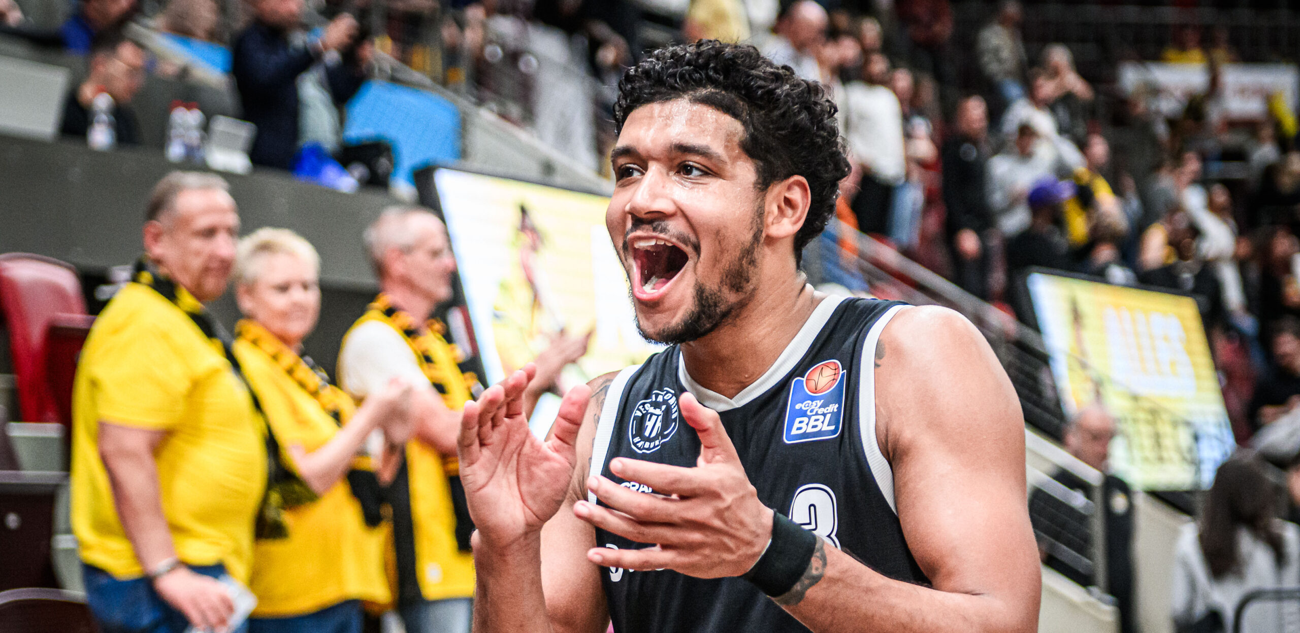 Mark Hughes jubelt über Sieg in Ludwigsburg