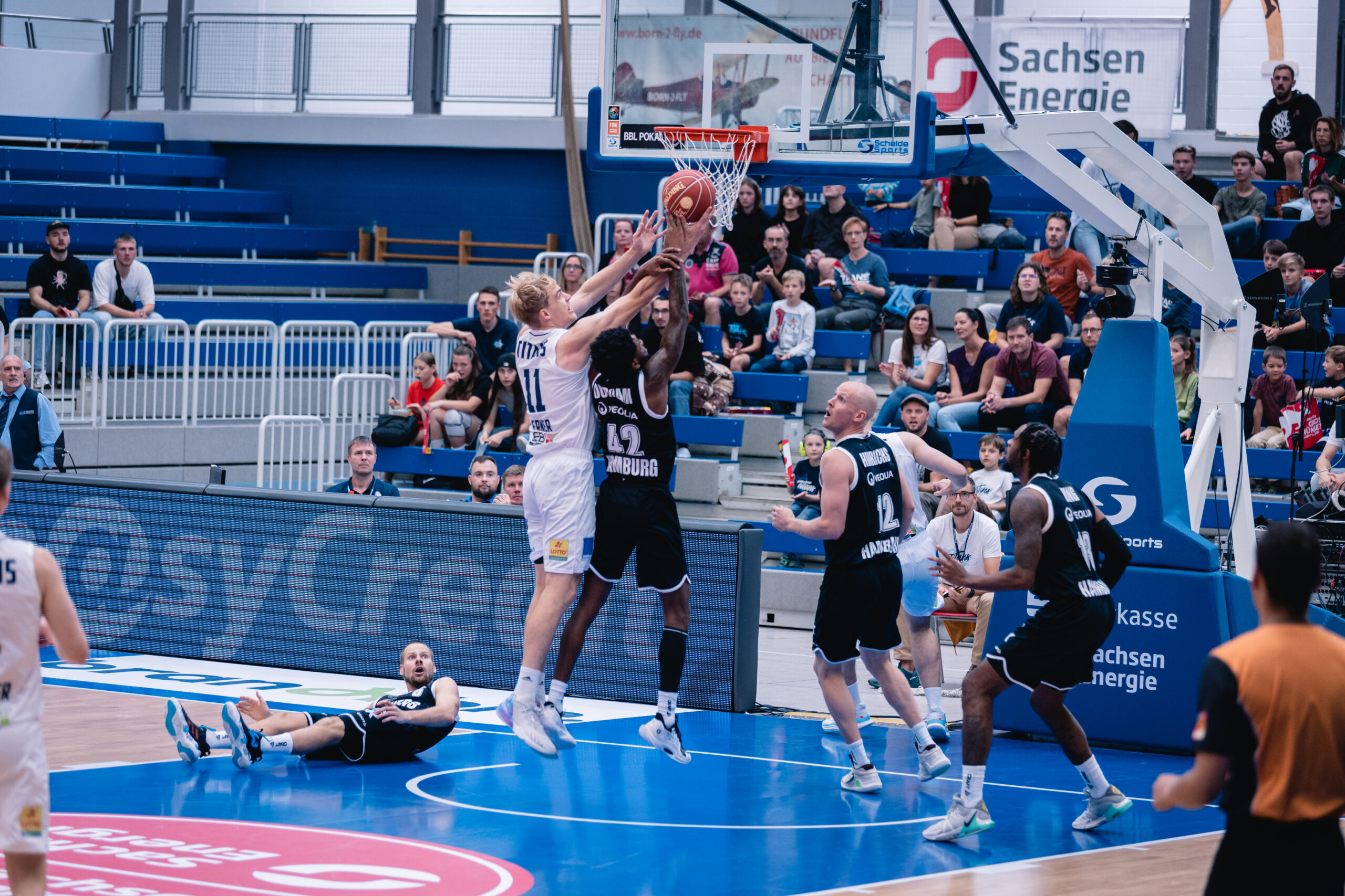 Veolia Towers und Dresden Titans Kampf um den Ball