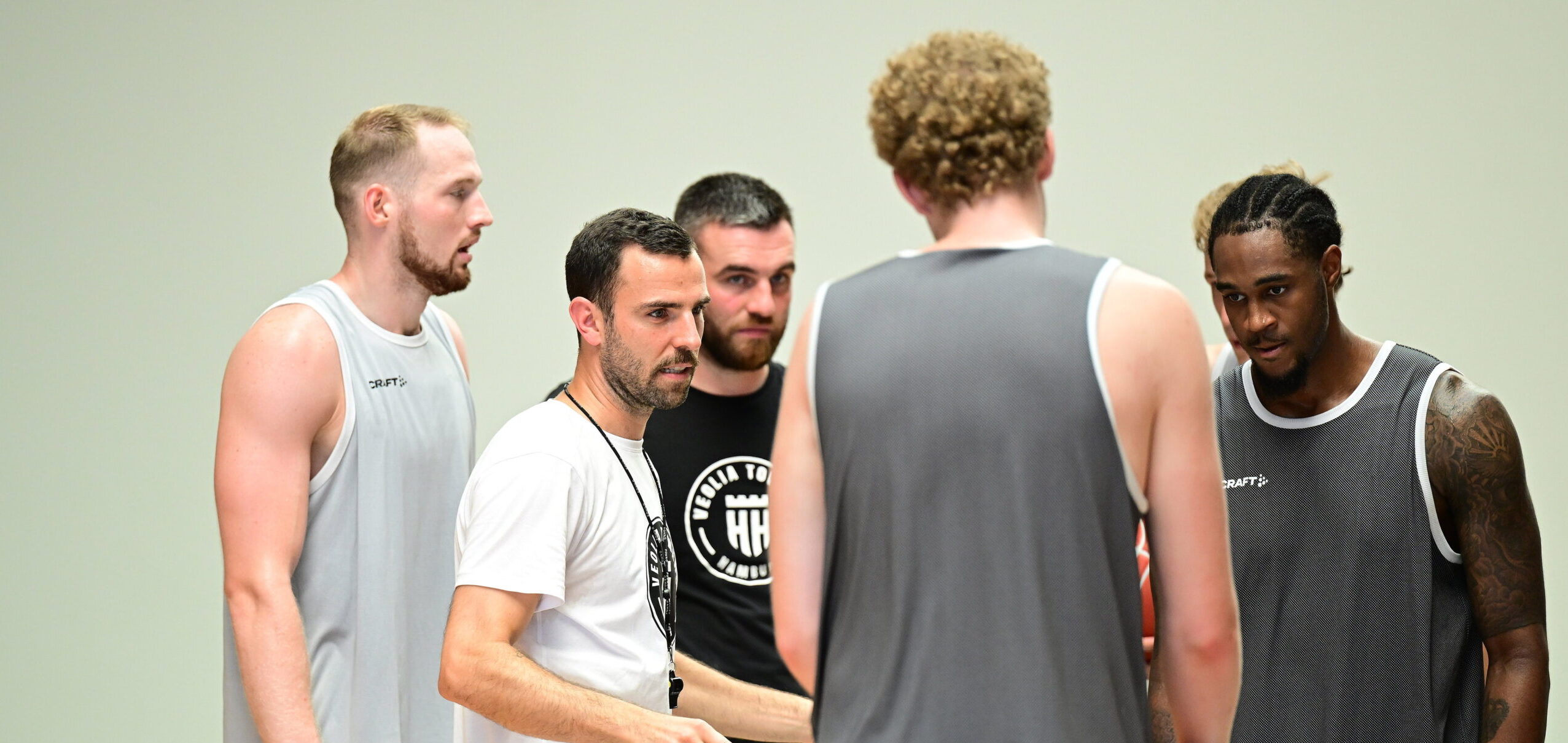 Head Coach Benka Barloschky bei Besprechung mit dem Team