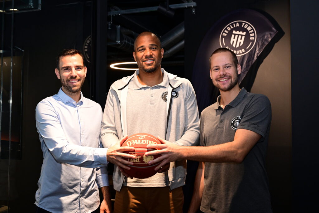 Benka Barloschky, Marvin Willoughby und Nico Brauner mit Ball