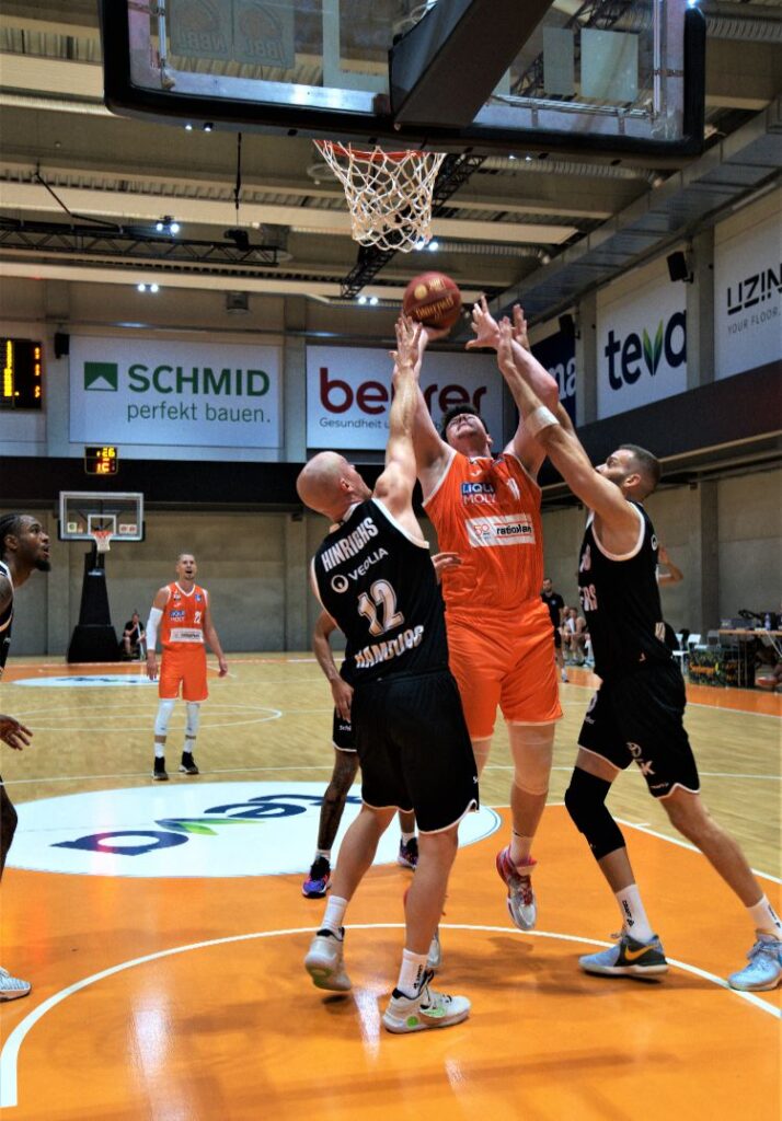 Seth Hinrichs und Jonas Wohlfarth-Bottermann in der Defensive gegen Ulm