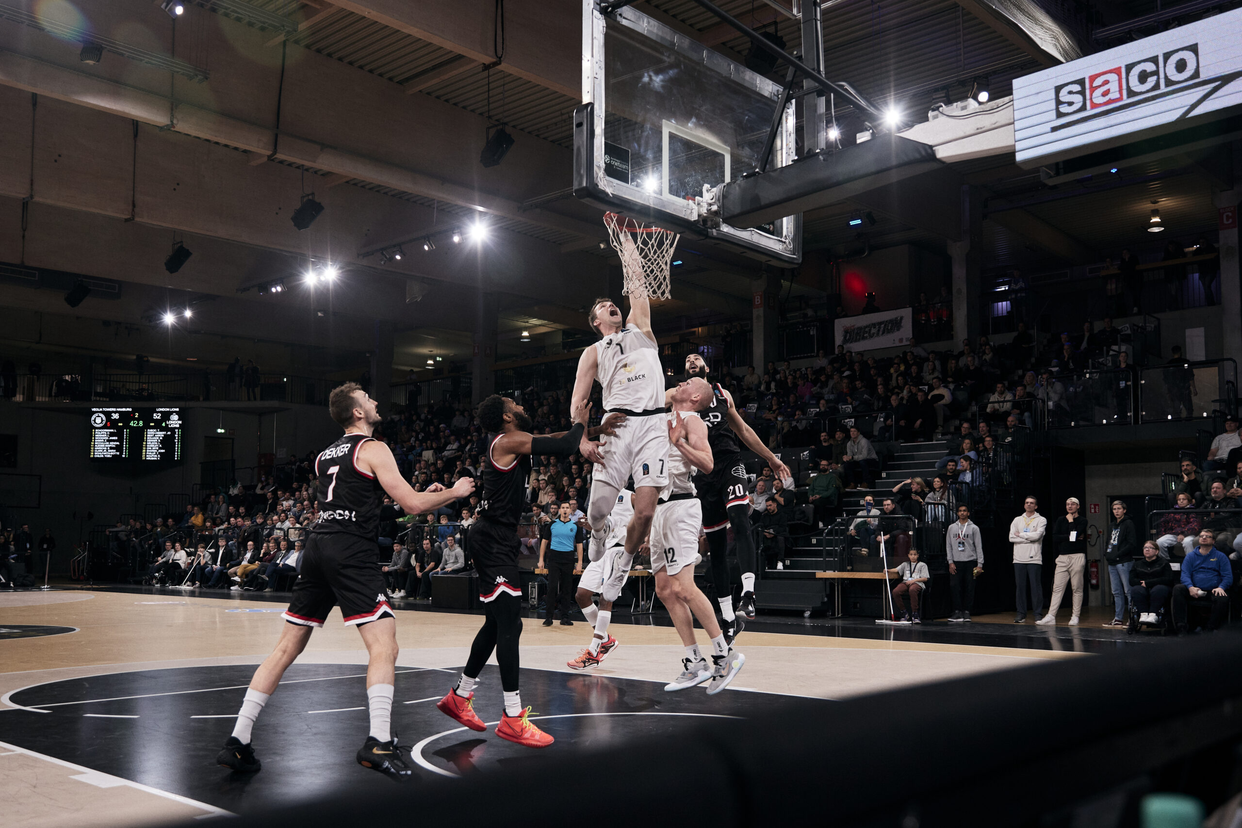 Lukas Meisner mit Dunk gegen London Lions Saison 22/23