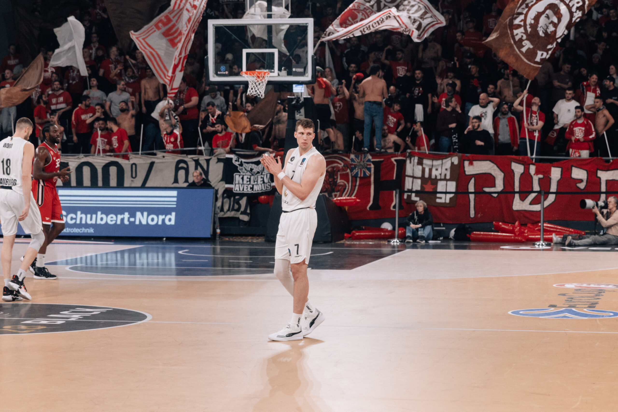 Lukas Meisner vor Fanblock Tel Aviv