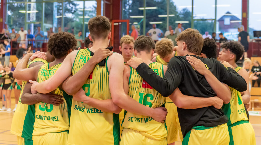 Team Huddle Rist Wedel