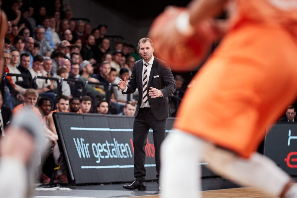 Anton Gavel an der Seitenlinie Saison 22/23