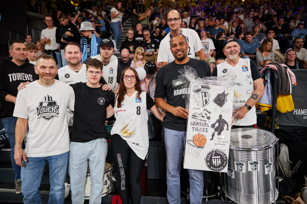 Marvin Willoughby und Towers Fanclub im Spiel gegen Würzburg
