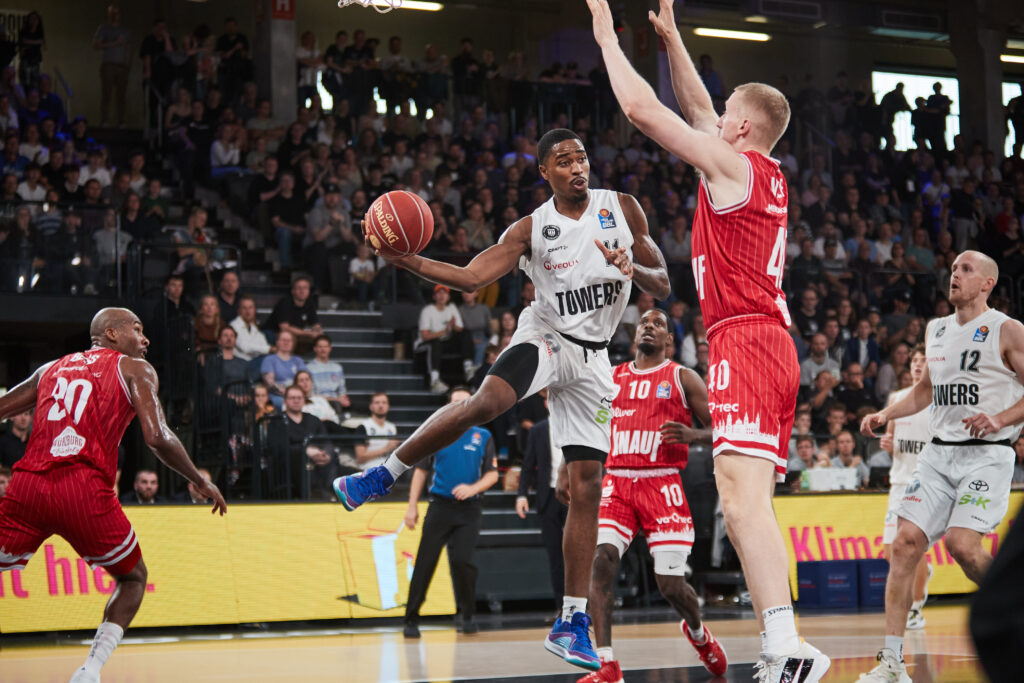 William Christmas passt den Ball gegen Würzburg