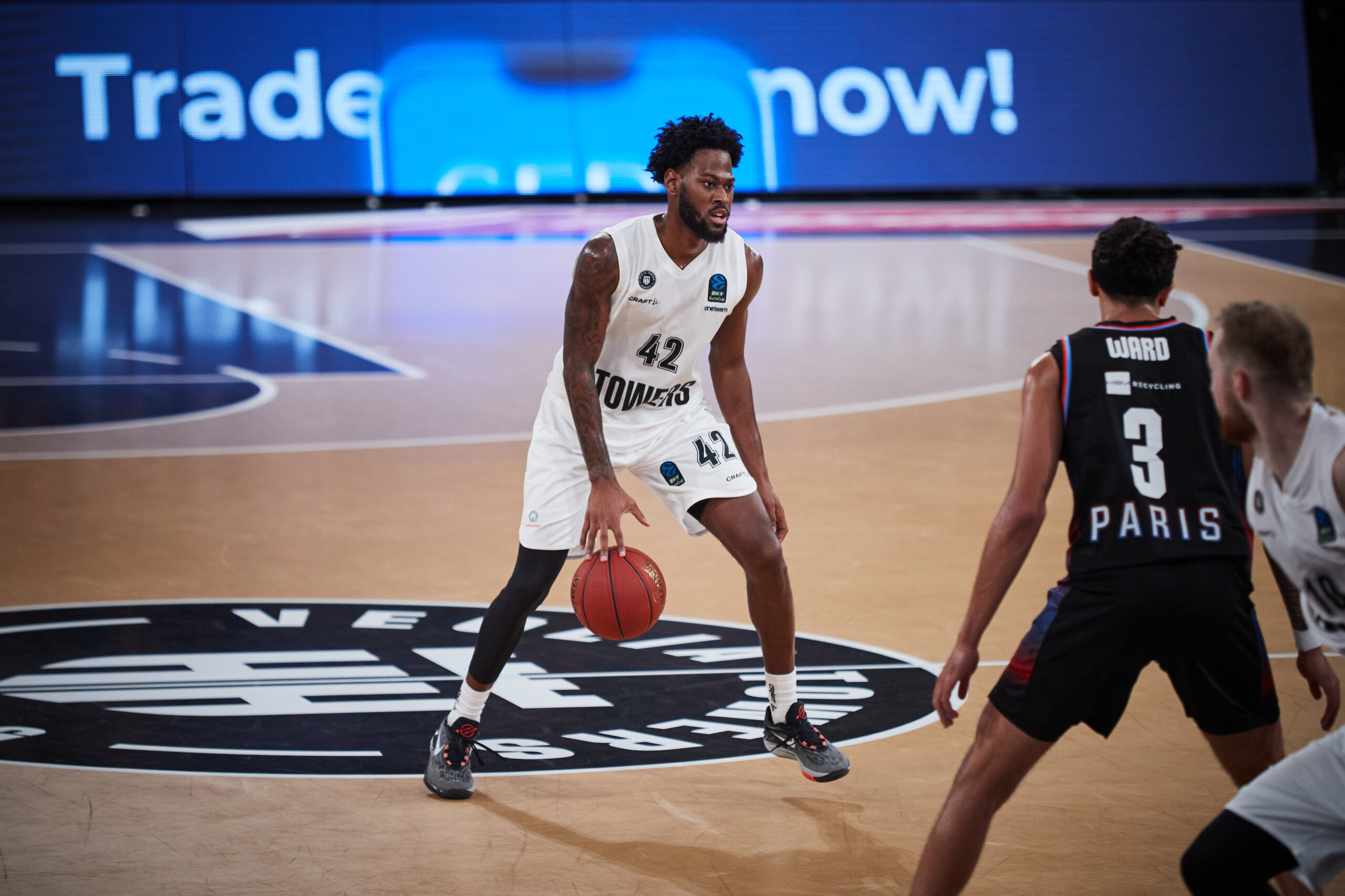 Aljami Durham beim Dribbling gegen Paris