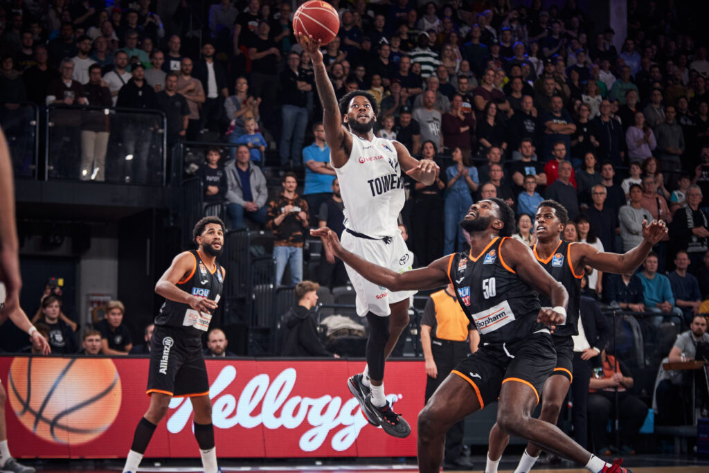 Aljami Durham mit Korbleger gegen Ulm