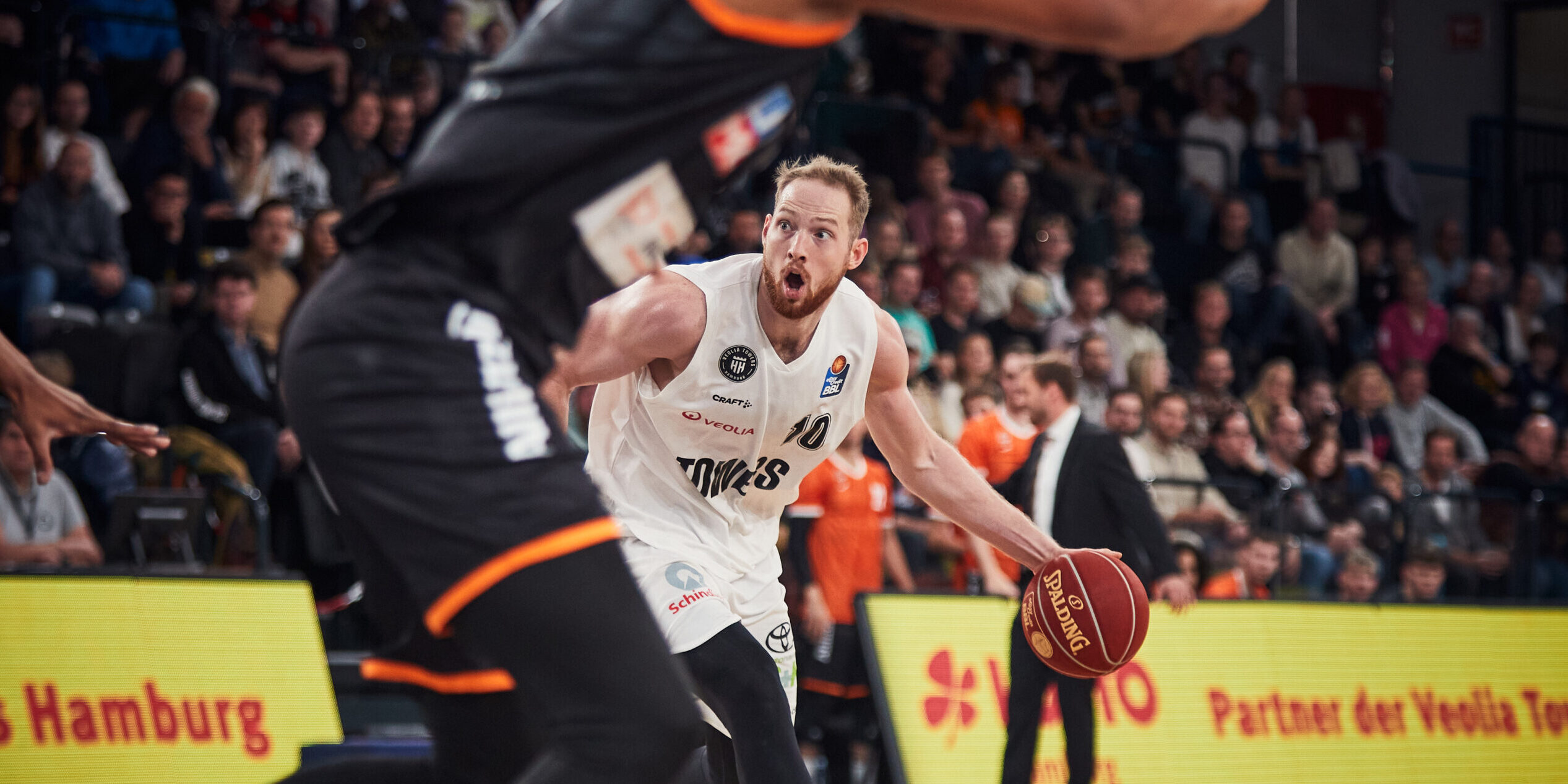 Aleksander Dziewa beim Dribbling gegen Ulm