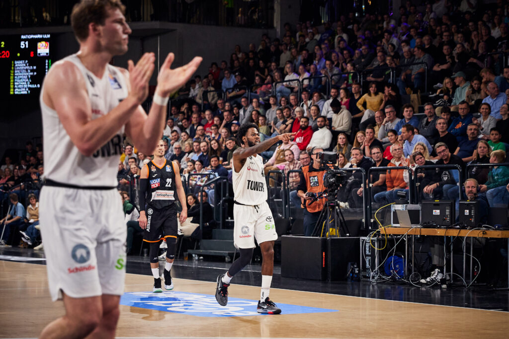 Aljami Durham mit Fingerzeig gegen Ulm