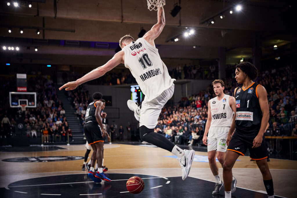 Aleksander Dziewa nach Dunk gegen Ulm