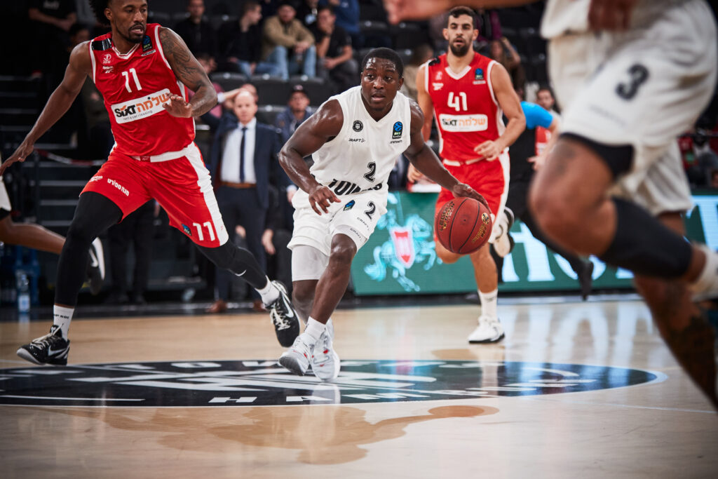 Terrell Gomez mit Dribbling gegen Tel Aviv