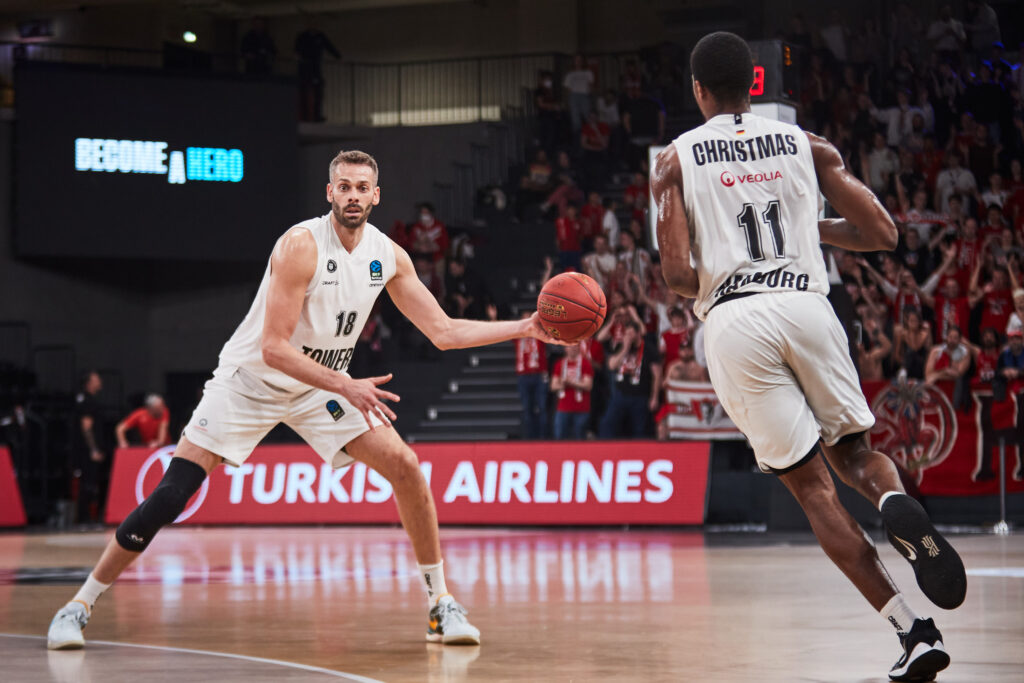 Jonas Wohlfarth-Bottermann Hand-off gegen Tel Aviv