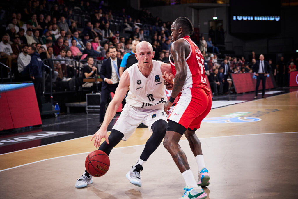 Seth Hinrichs im Dribbling gegen Tel Aviv