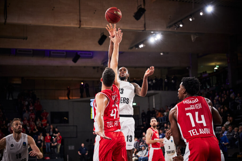 VJ King Floater gegen Tel Aviv
