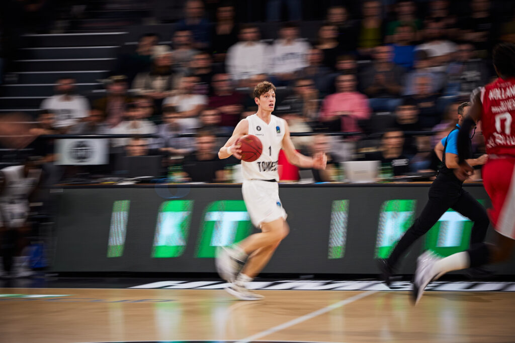 Niklas Krause beim Dribbling gegen Tel Aviv