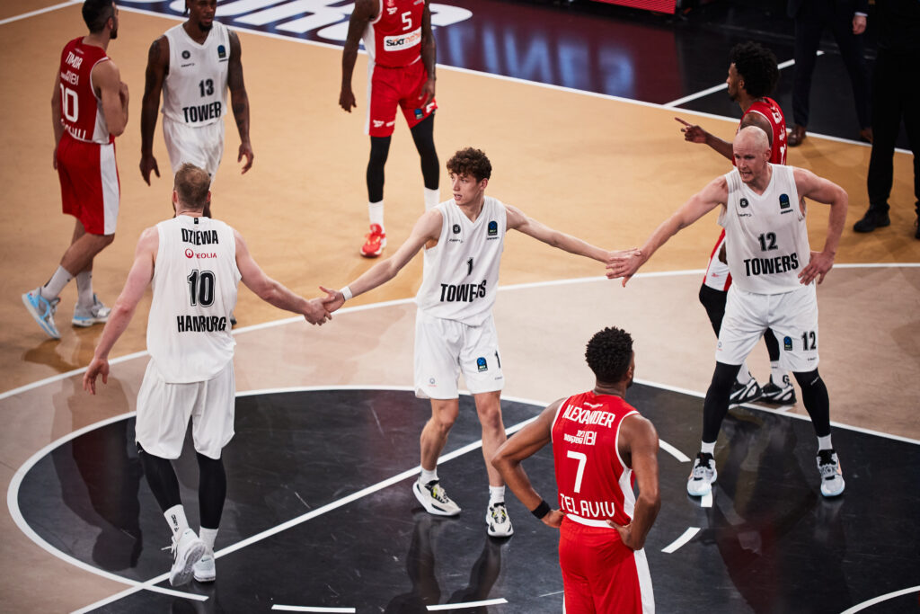 Niklas Krause Handshake gegen Tel Aviv