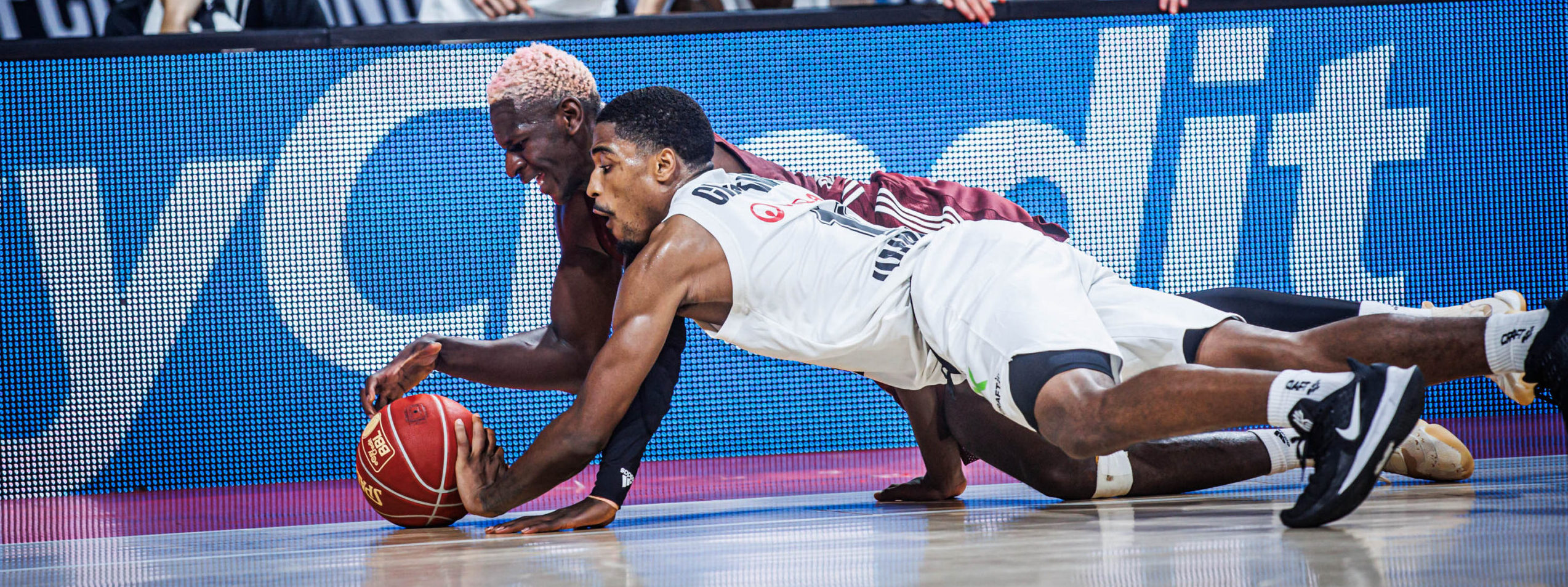 Will Christmas und Isaac Bonga bei Kampf um den Ball in München