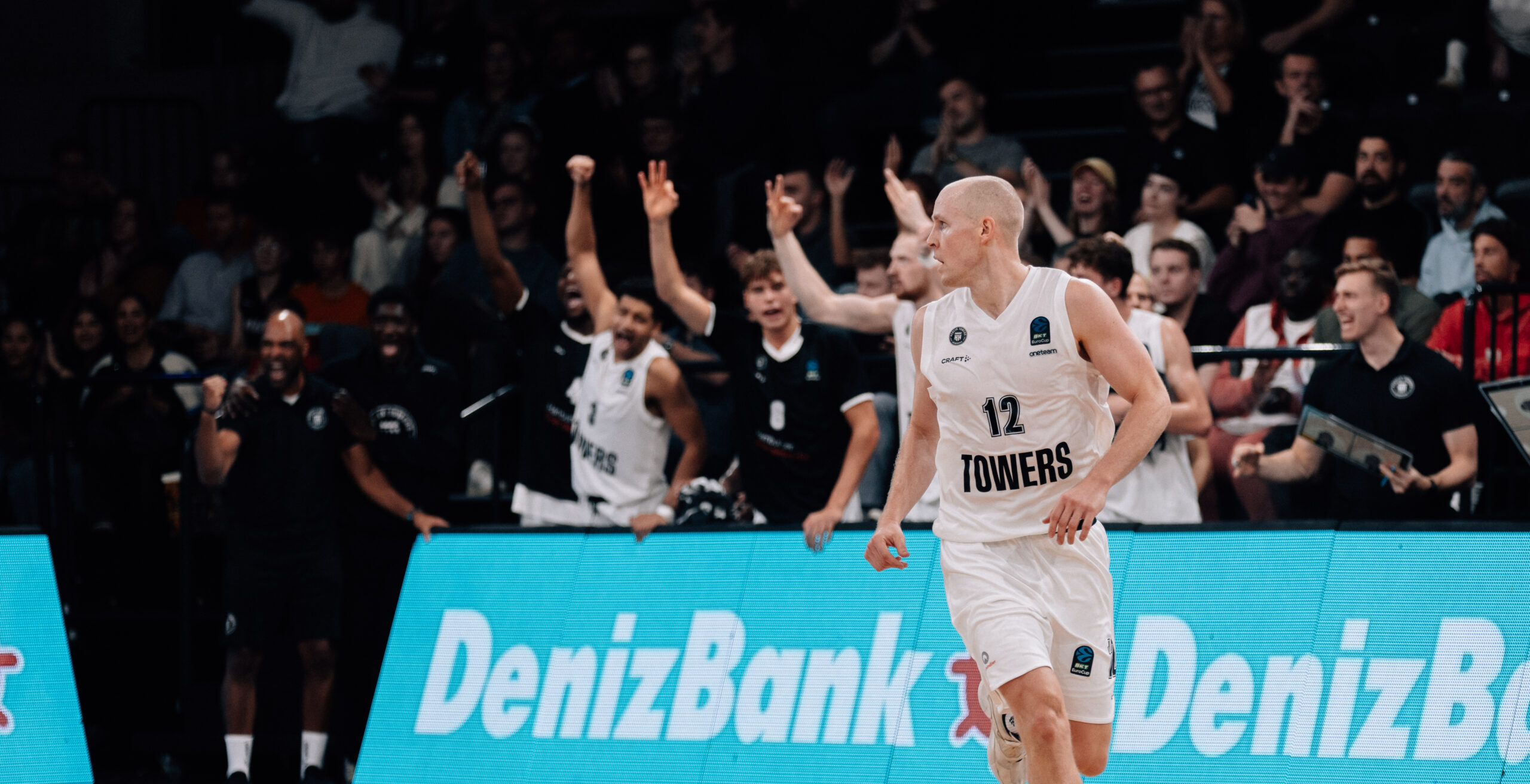 Seth Hinrichs vor jubelnder Bank gegen London