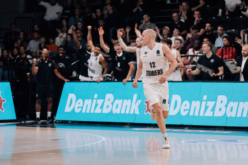 Seth Hinrichs vor jubelnder Bank gegen London