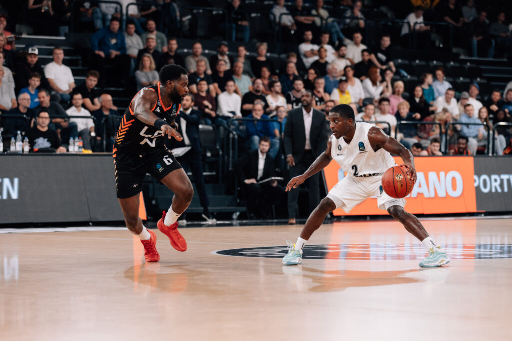 Terrell Gomez mit Ball gegen London