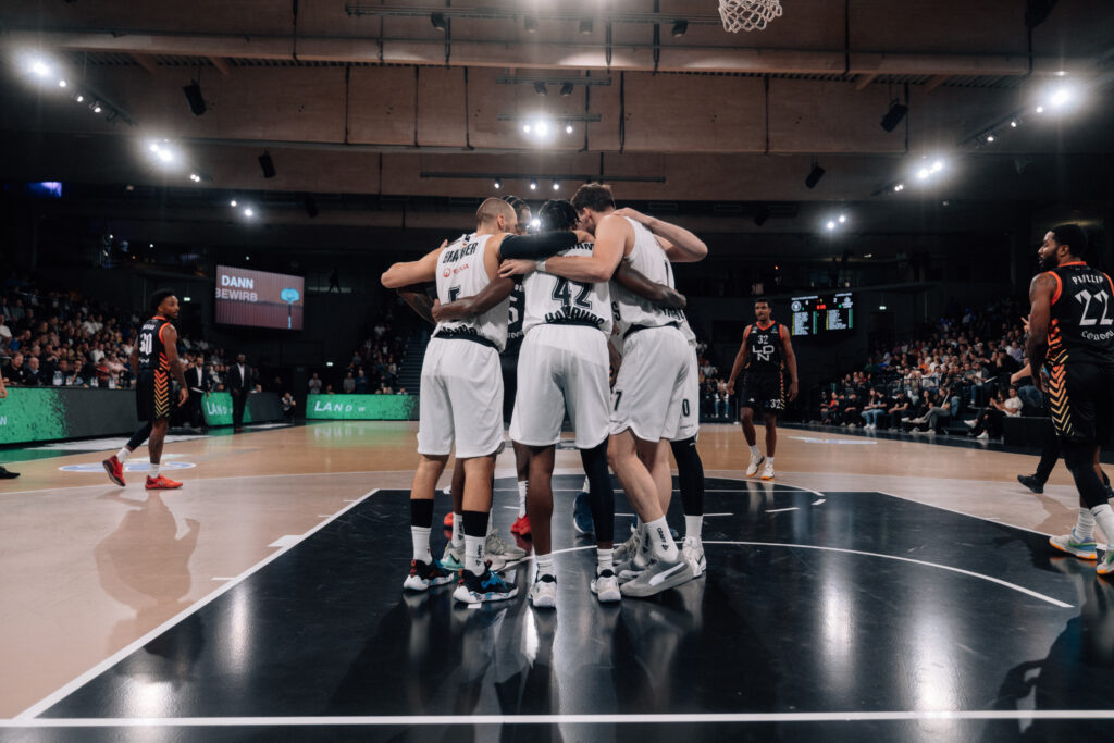 Team Huddle gegen London