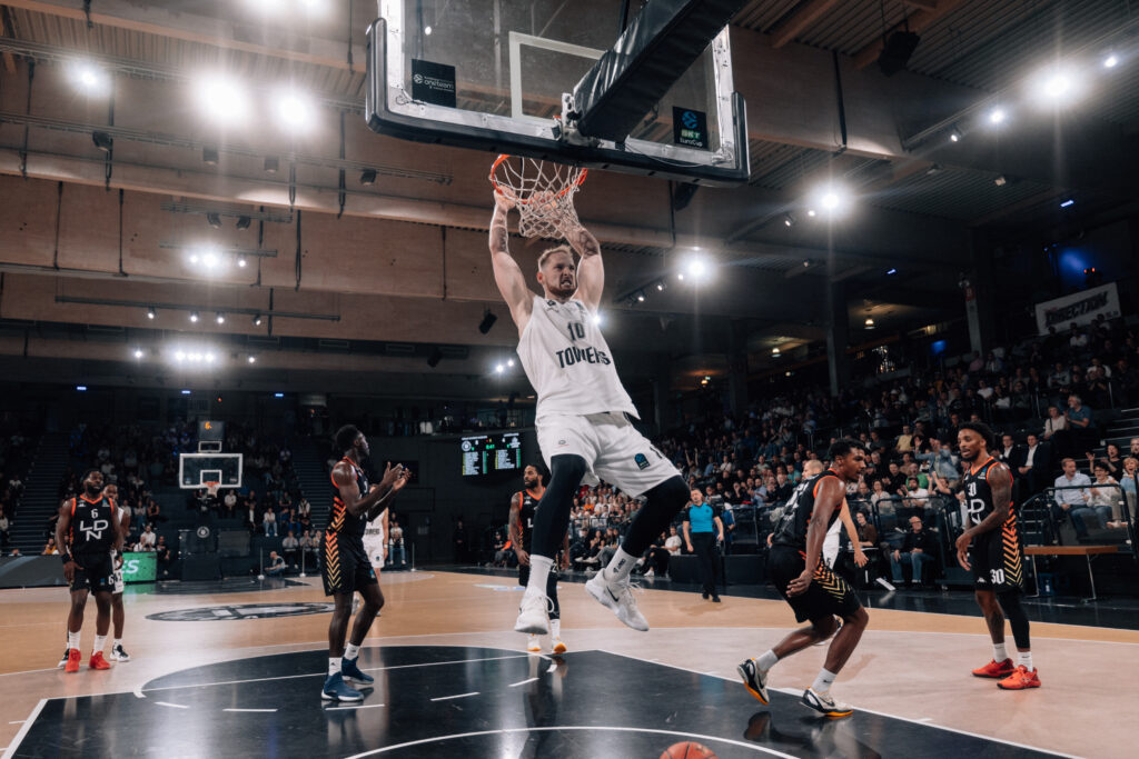 Aleksander Dziewa Dunk gegen London